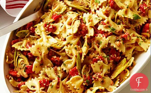 Farfalle com alcachofras, pimentas e amêndoas