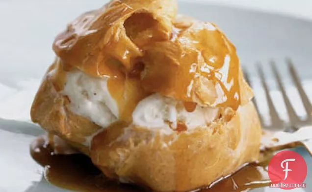 Puffs de creme com sorvete e caramelo