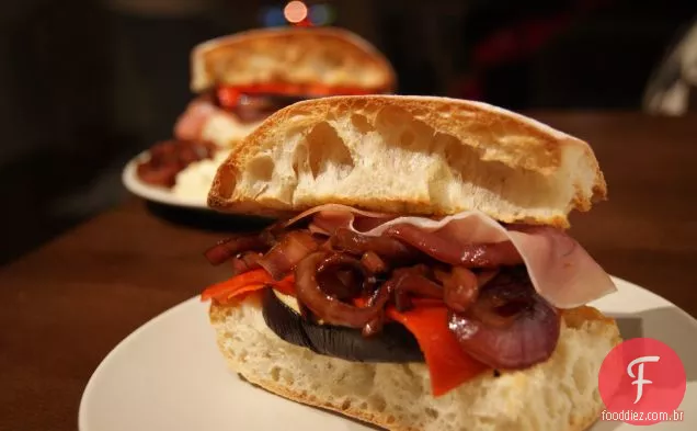 Berinjela, Cebola Caramelizada E Sanduíche Gouda De Cabra