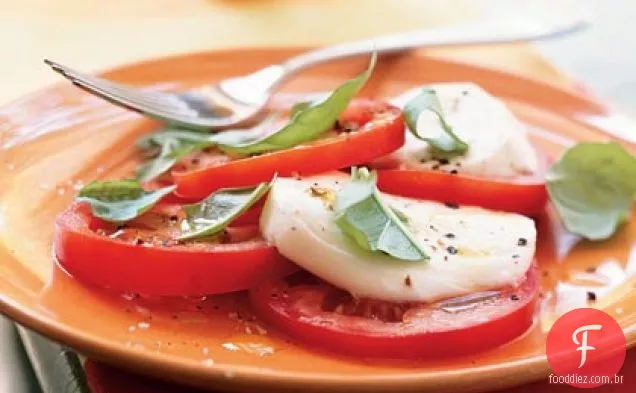Tomate, mussarela fresca e Salada De Manjericão