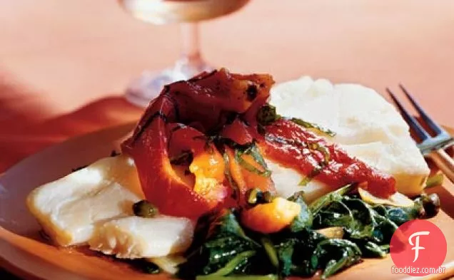 Bacalhau escalfado com pimentos assados, alcaparras e espinafre