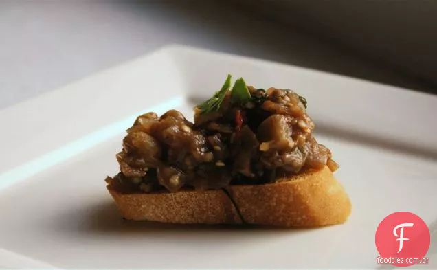 Berinjela Caponata Crostini com romã-Garoa balsâmica