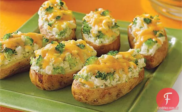 Batatas assadas recheadas com brócolis e queijo