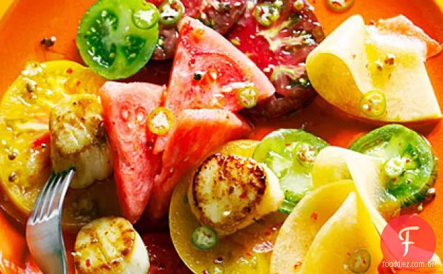 Salada de tomate e melão com vieiras e pimenta rosa