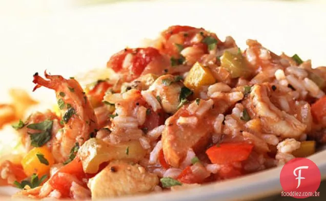 Jambalaya de frango e camarão apimentado
