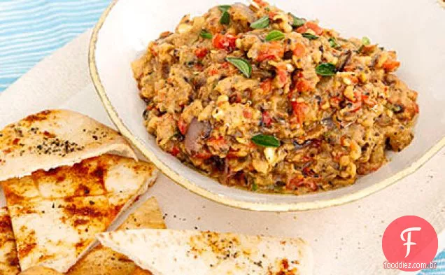 Molho de vegetais grelhados com batatas fritas