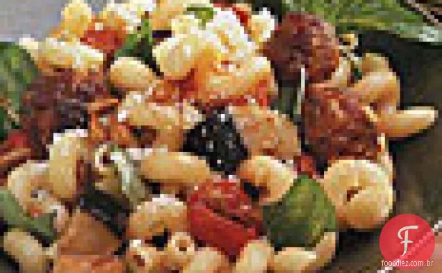 Macarrão Com Salsicha, Berinjela E Manjericão