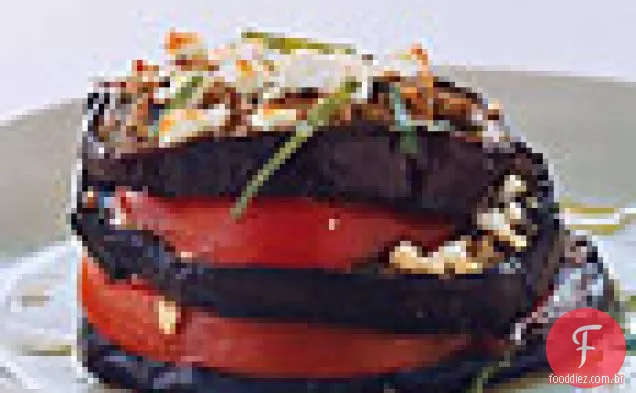Pilhas De Berinjela Grelhada Com Tomate E Queijo Feta