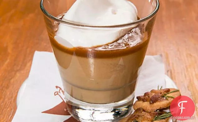 Butterscotch Budino com molho de caramelo e sal marinho
