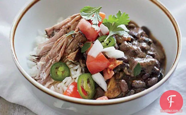 Ombro de porco cubano com feijão e arroz