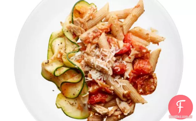 Penne com atum e molho de tomate fresco
