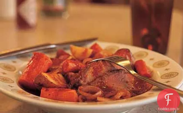 Peito assado com cebola e legumes