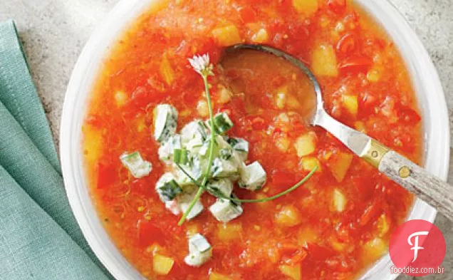 Gaspacho de pêssego e tomate com iogurte de pepino