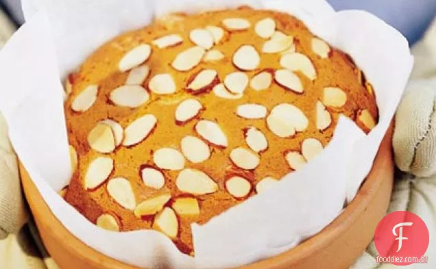 Cardamomo bolo de creme azedo em um vaso de flores