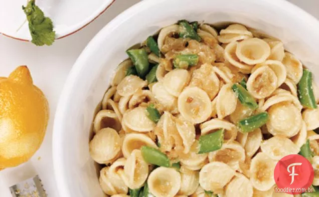 Orrechiette com cebola caramelizada, ervilhas e queijo ricota