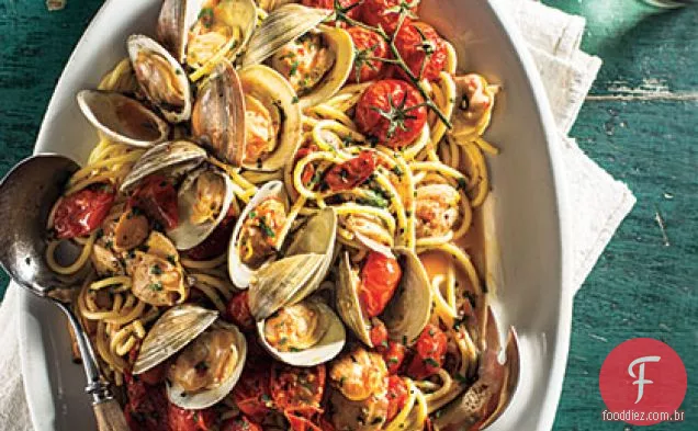 Espaguete com amêijoas e tomate cereja assado lentamente