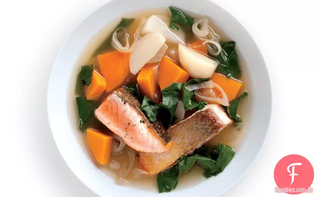 Salmão grelhado com legumes de Inverno e caldo de Kombu