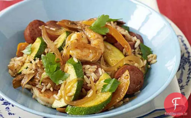 Salsicha Cajun, pimentão e cebola sobre arroz integral