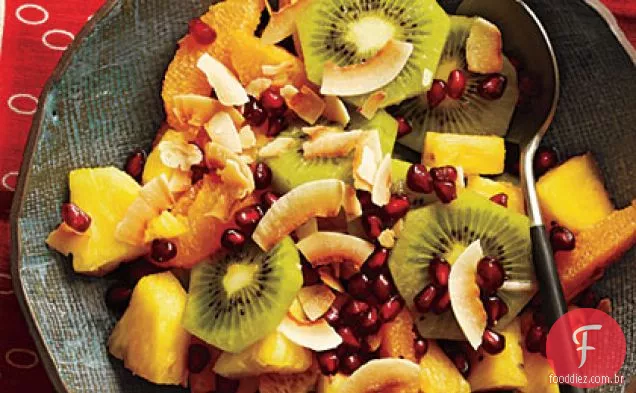 Salada de abacaxi e laranja com coco torrado
