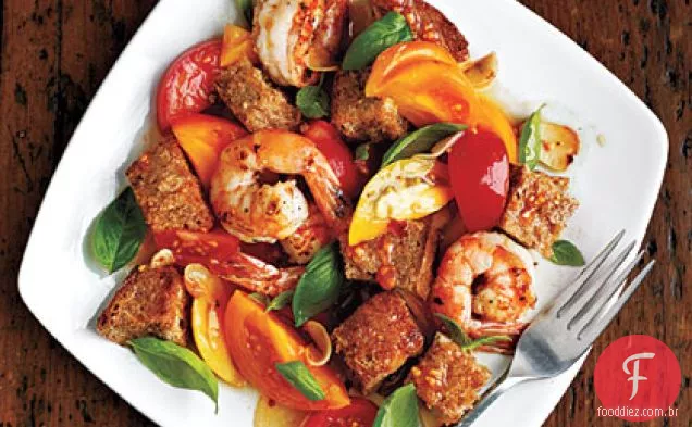 Tomate Panzanella com camarão e manjericão