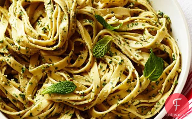Fettuccine com hortelã, noz e Pesto Gorgonzola