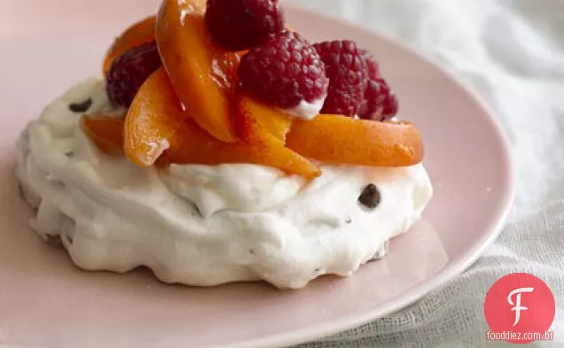 Chocolate Chip Pavlovas com framboesas e damascos