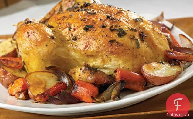 Frango Assado com alho e ervas com batatas, cenouras e cebolas