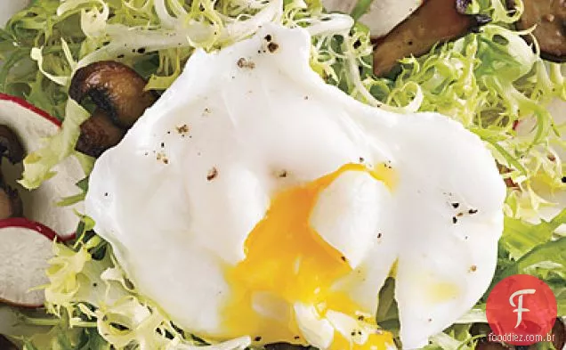 Frisée e salada de cogumelos selvagens com ovo escalfado