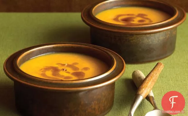 Sopa de abóbora temperada com manteiga dourada de gengibre