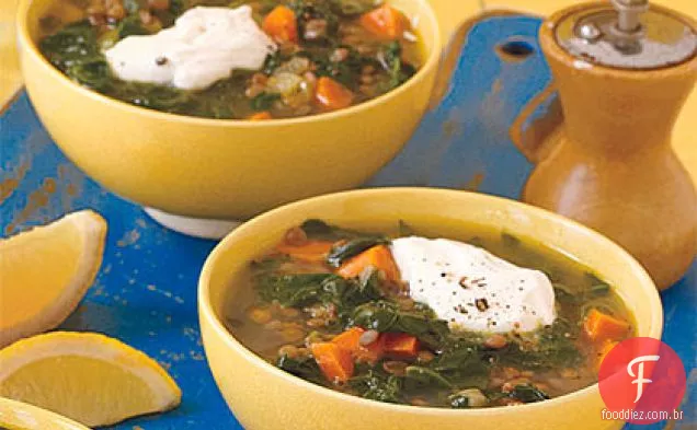 Sopa de lentilha Lemony com espinafre