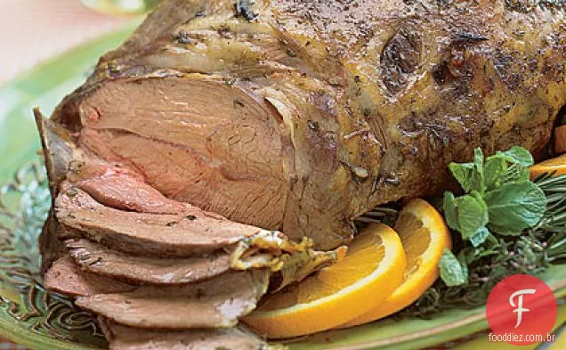 Perna assada de cordeiro com molho de hortelã fresca