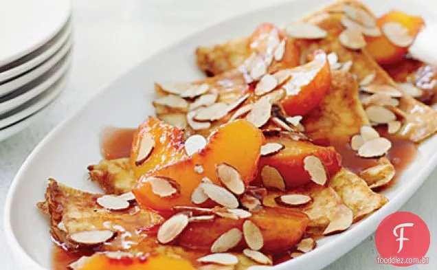 Crepes com pêssegos e amêndoas de conhaque quentes