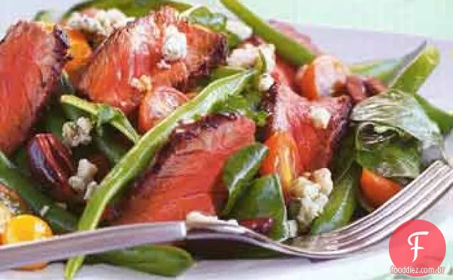 Salada de bife grelhado com feijão verde e queijo azul
