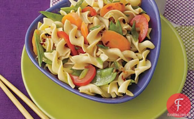 Macarrão de ovo frito com legumes