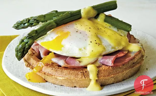 Ovos Benedict Waffle Sanduíches