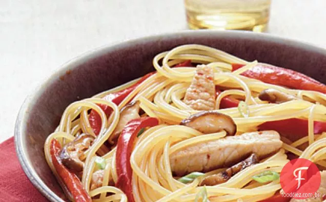Carne de porco e legumes Teriyaki com macarrão