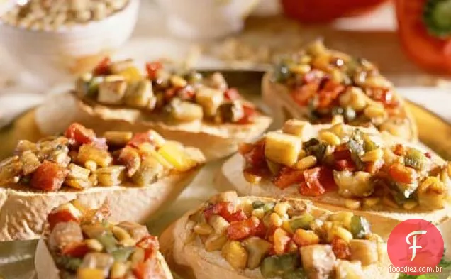 Crostini com legumes assados e pinhões