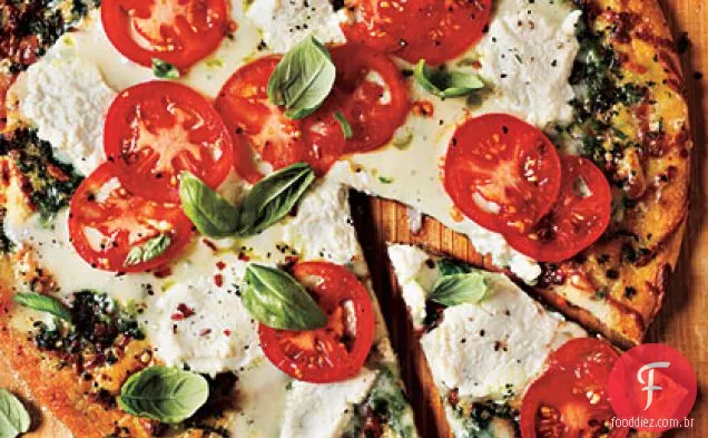 Pizza branca com tomate e manjericão