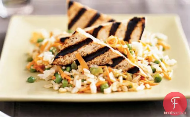 Triângulos de Tofu com vidro laranja com arroz de gergelim