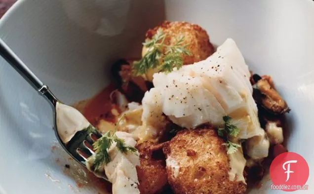 Bacalhau com mexilhões, chouriço, Croutons fritos e maionese de açafrão