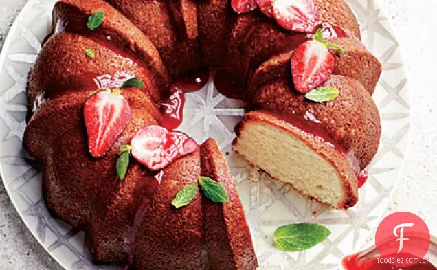 Bolo de libra com esmalte de morango