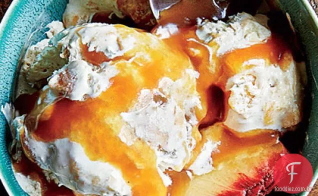 Sorvete de sapateiro de pêssego com molho bourbon-caramelo