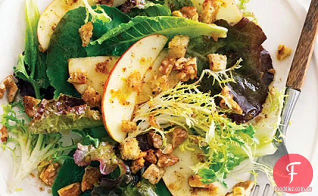 Salada verde de outono com maçãs, nozes e molho Pain d'épice
