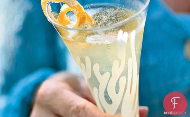 Aperitivos Champagne-Limoncello com casca de limão cristalizada