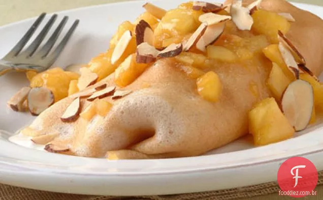 Crepes de canela com pêssegos e Cream Cheese