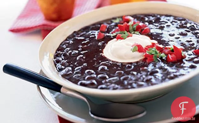 Sopa de feijão preto com Chipotle Chiles