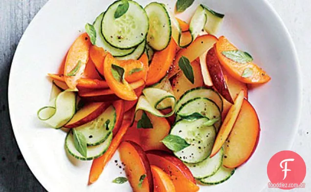 Salada de Damasco, pepino, Pluot e manjericão de limão