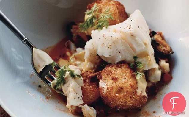 Bacalhau com mexilhões, chouriço, Croutons fritos e maionese de açafrão