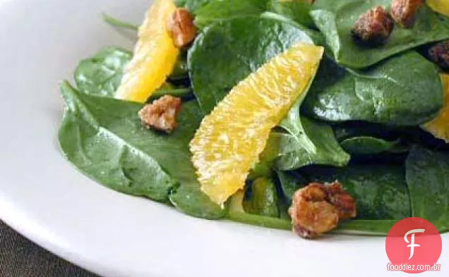Salada de espinafre bebê com avelãs cristalizadas