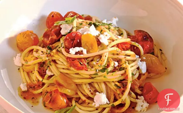 Molho de tomate cereja torrado rapidamente com espaguete